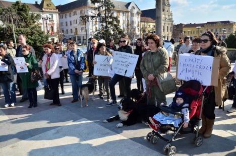 Protest împotriva eutanasierii câinilor: "Andrica şi Bolojan, câinii au atât drept la viaţă cât aveţi şi voi!" (FOTO)