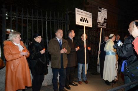 Provocare: La protestul pentru restituirea Colegiului Eminescu, oamenii lui Tokes au scris că acesta e "proprietate maghiară" (FOTO)
