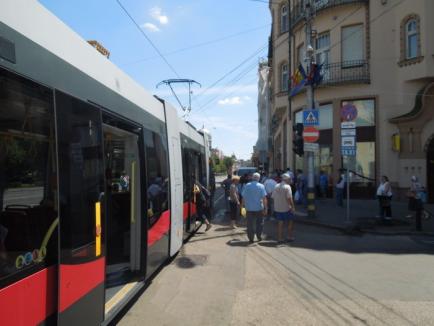 Primele efecte ale parcării "la liber": un cocalar cu Audi a blocat tramvaiele de lângă Primărie până la Emanuel (FOTO)