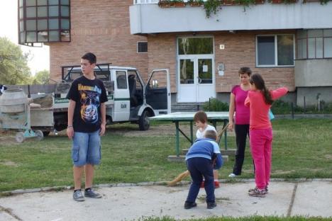 Voluntarii Provident şi picii din Dragoş Vodă au făcut un nou loc de joacă (FOTO/VIDEO)