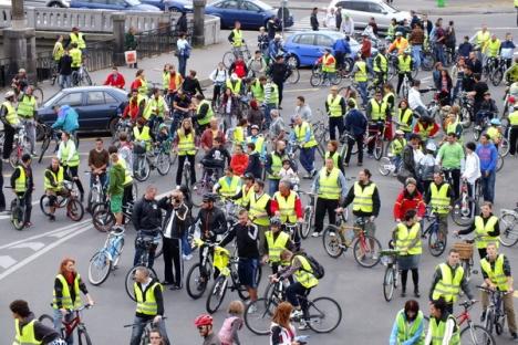 Bicicleta, cel mai rapid mijloc de transport în Oradea. Peste 500 de orădeni au pedalat victorioşi prin oraş (FOTO/VIDEO)