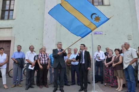Laszlo Tokes a arborat steagul secuiesc în centrul Oradiei şi l-a comemorat pe criminalul de război Wass Albert (FOTO/VIDEO)