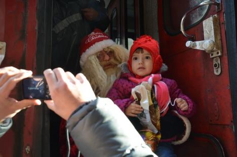 Daruri pentru toţi! Sute de copii l-au întâmpinat în gară pe Moş Crăciun (FOTO)