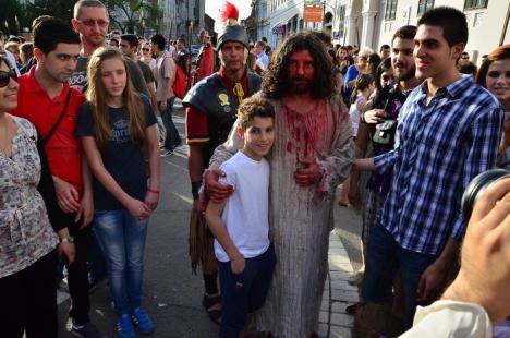 Patimile lui Hristos: Sute de orădeni l-au însoţit pe Iisus pe Drumul Crucii (FOTO / VIDEO)