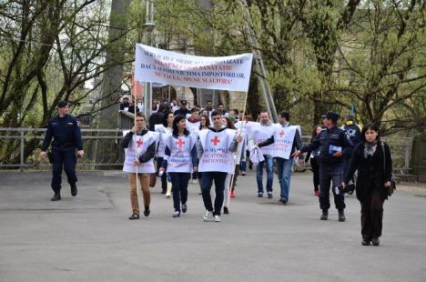 Protest pentru sănătate: 70 de fizioterapeuţi orădeni au mărşăluit prin oraş ca să le fie recunoscută meseria (FOTO)