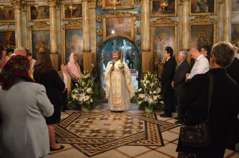 Hristos a Înviat! Sute de orădeni au mers să ia lumină la bisericile din centru (FOTO)