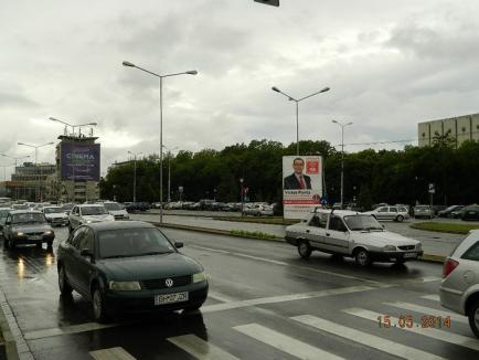 Tupeu de politicieni: Primăria Oradea şi-a încălcat propriul regulament de publicitate, montând ilegal prismele electorale (FOTO)