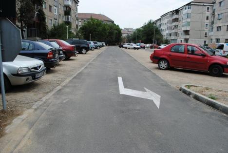 Strada Dobreştilor a fost transformată din alee pietonală în drum cu două sensuri. Locuitorii zonei au 125 de locuri de parcare (FOTO)