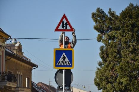 Cu sens dublu: Se instalează noile indicatoare pe Alecsandri şi Moşoiu (FOTO)