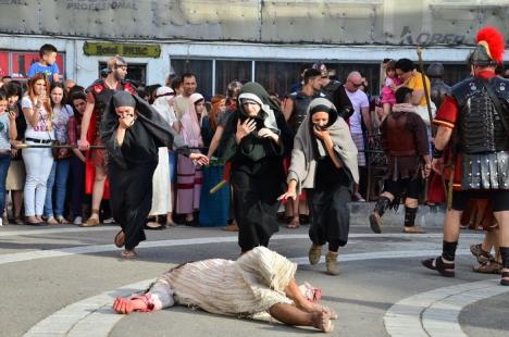 Patimile lui Hristos: Sute de orădeni l-au însoţit pe Iisus pe Drumul Crucii (FOTO / VIDEO)