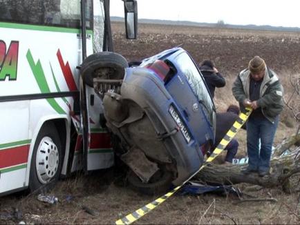 Accident mortal la Inand: o orădeancă şi-a pierdut viaţa după ce maşina i-a fost acroşată de un autocar (FOTO)