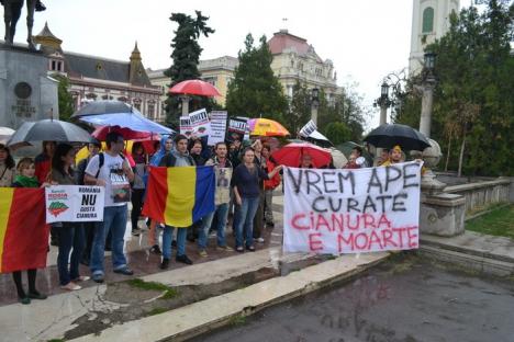 Nu se lasă! 40 de orădeni au cerut în ploaie interzicerea exploatărilor cu cianuri în România (FOTO/VIDEO)