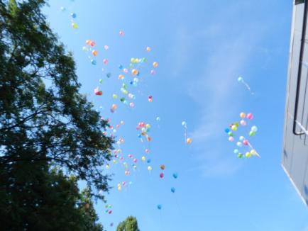 Lacrimi şi zâmbete: Părinţii de îngeri au înălţat baloane pentru micuţii plecaţi prea devreme (FOTO)