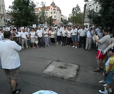 "Săgeţi" împotriva lui Filip, Bot şi Ţîrle, la mitingul anti USL din Parcul Traian (FOTO)