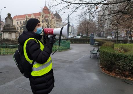 Tată a doi copii, fostul city manager al Oradiei, Dacian Palladi, a protestat de unul singur la Prefectură, cerând ca elevii să poată face în continuare cursuri online (FOTO/VIDEO)