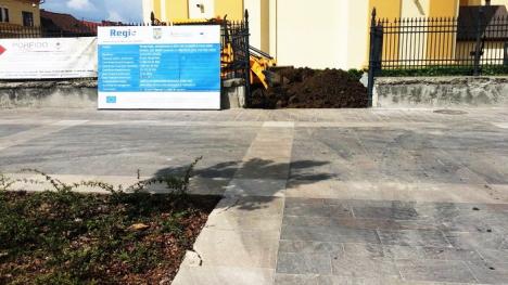 Ne enervează: Muncitorii care amenajează punctul trafo din curtea Bisericii Sfântul Nicolae au spart cu utilajele dalele din Piaţa Unirii (FOTO)