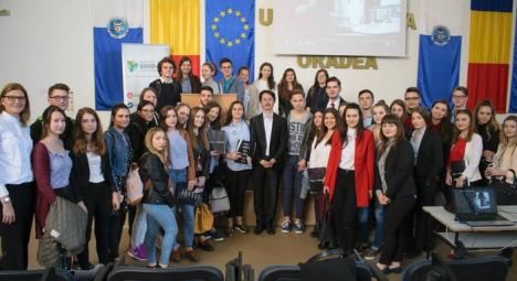 Judecătorul Cristi Danileţ le-a ţinut o oră de educaţie juridică elevilor din Oradea