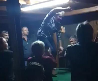 Chef... cu polițiști: Dansul primăriței din Brusturi pe masa de biliard a ajuns obiect de dosar penal (VIDEO)