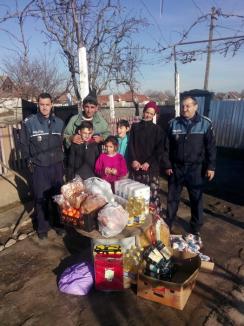 Dăruind vei dobândi! Poliţiştii bihoreni le-au făcut cadouri familiilor nevoiaşe (FOTO)