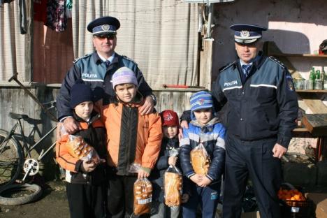 Dăruind vei dobândi! Poliţiştii bihoreni le-au făcut cadouri familiilor nevoiaşe (FOTO)