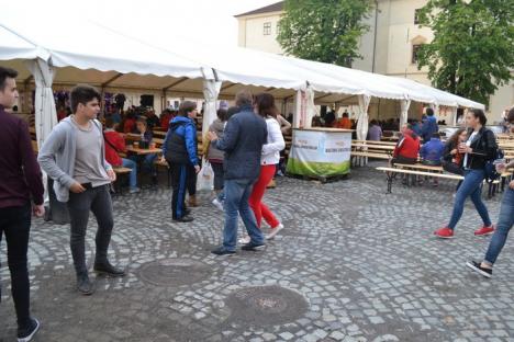 Distracţie în Cetate: Ploaia i-a cam speriat pe orădeni în prima zi a Das Fest (FOTO/VIDEO)