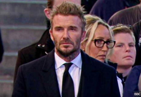 David Beckham a stat 12 ore la coadă pentru a-i aduce un omagiu Reginei Elisabeta (VIDEO)