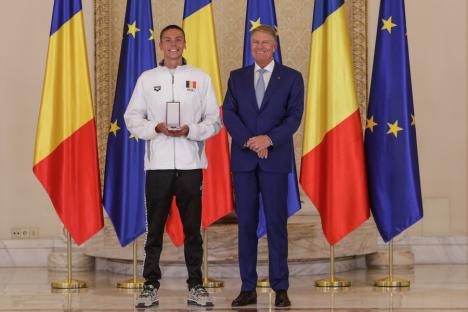 David Popovici a primit „Steaua României” de la Klaus Iohannis (FOTO/VIDEO)