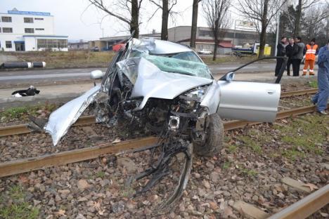 Accident pe Borşului: Şoferul unui Audi a murit, după ce a intrat cu maşina într-un stâlp (FOTO)