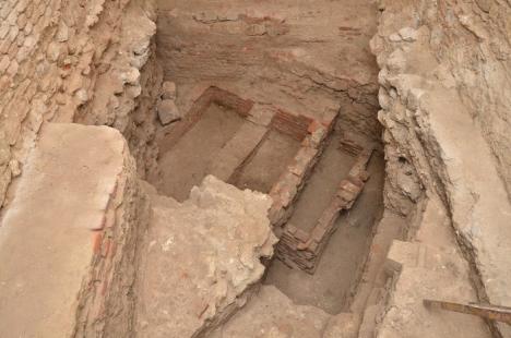 Misterele Cetăţii: Turiştii vor putea vizita morminte vechi de peste 600 de ani descoperite în beciurile palatului princiar (FOTO)