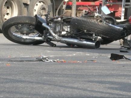 Accident teribil în Episcopia: Un motociclist a murit călcat de o cisternă, după o depăşire prin dreapta (FOTO)