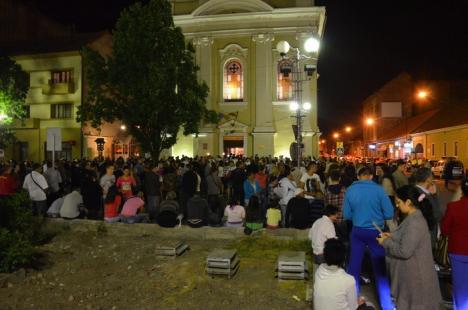 Hristos a Înviat! Sute de orădeni au mers să ia lumină la bisericile din centru (FOTO)