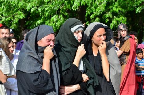 Patimile lui Hristos: Sute de orădeni l-au însoţit pe Iisus pe Drumul Crucii (FOTO / VIDEO)