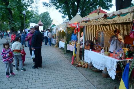 Târgul Pălincarilor a atras mai puţini orădeni în Parcul Bălcescu (FOTO)