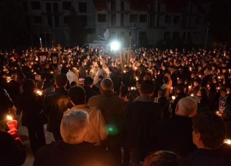 Hristos a Înviat! Mii de orădeni au mers şi au luat lumină (FOTO)