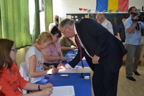 Votarea a început fără probleme. Bolojan - cel mai matinal politician, Kiss - cel mai vesel, PSD-iştii - cei mai mulţi (FOTO)