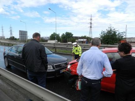 Accident pe Densuşianu: O şoferiţă căreia i s-a făcut rău a dat peste cap circulaţia în tot oraşul (FOTO)