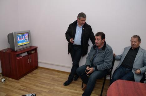 "Silent mode" la sediul PSD Bihor, după exit-poll-uri. Un pesedist despre voturile lui Iohannis: "Cam mult" (FOTO/VIDEO)