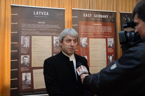 Fostul episcop Laszlo Tokes a deschis o expoziţie cu pozele capilor comunişti şi nazişti din Europa (FOTO)