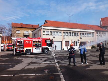 Pompierii din Ştei au primit o autospecială nouă, unicat în Bihor (FOTO/VIDEO)
