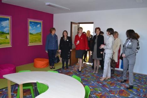 Copiii cu autism şi AD-HD se pot trata la Oradea cu ajutorul pictogramelor la Pyramid Learning Center (FOTO)