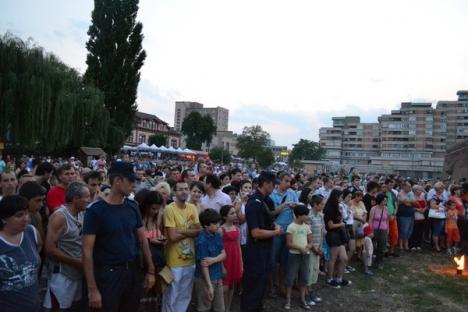 Orădenii şi-au "amintit" de Serbările Cetăţii şi s-au dus să cânte alături de Compact (FOTO)