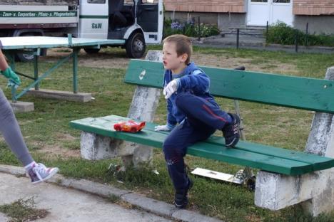 Voluntarii Provident şi picii din Dragoş Vodă au făcut un nou loc de joacă (FOTO/VIDEO)