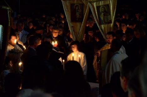 Hristos a Înviat! Mii de orădeni au mers şi au luat lumină (FOTO)