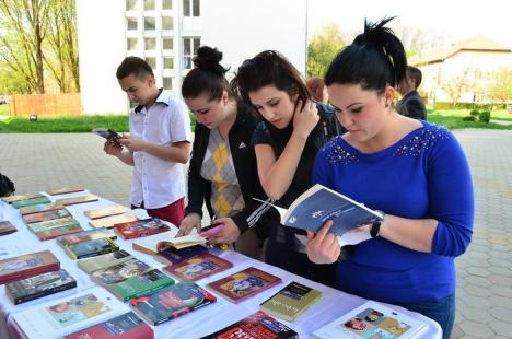 Noaptea Bibliotecilor: Pentru că "lectura e cool-tură", elevii orădeni au împărţit gratis cărţi (VIDEO)