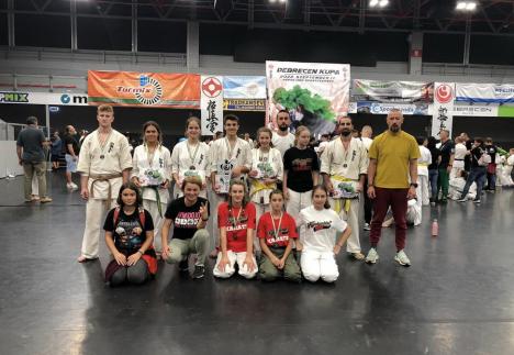 Zece medalii pentru sportivii de la CSU și GYM Oradea, la concursurile de karate kyokushin din Ungaria (FOTO)