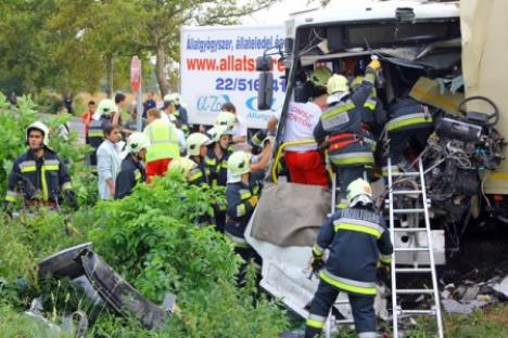 Accident între Debrecen şi Mikepercs: 28 de răniţi, după ce un camion românesc s-a ciocnit cu un autobuz (FOTO / VIDEO)