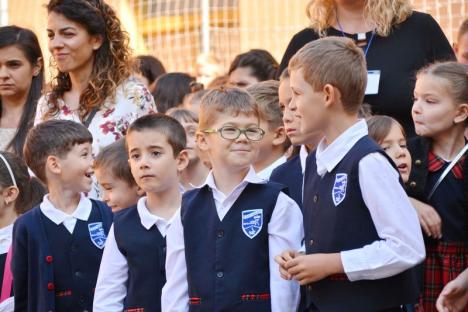 Şcoala a început cu emoţii, flori, îmbrăţişări şi cântece. Bolojan, la Gojdu: 'Dezvoltarea Oradiei va ţine de modul în care elevii sunt pregătiţi' (FOTO / VIDEO)
