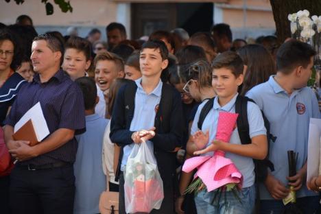 Înapoi la şcoală: Elevii bihoreni s-au reîntors în clase (FOTO)