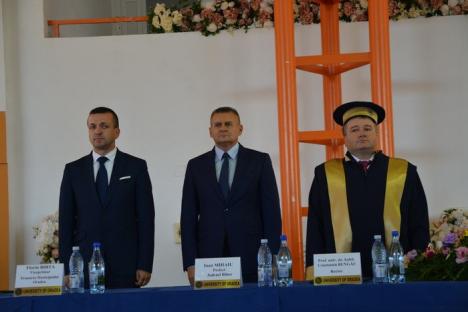 Debut de an universitar: Un rector fericit, promisiuni de la administraţia locală şi reculegere în memoria lui Teodor Maghiar (FOTO)