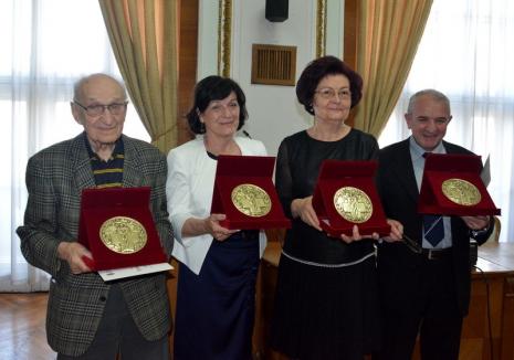 Premiile Dr. Marta Buteanu: Cei mai merituoși medici din județ au fost premiați la Primăria Oradea (FOTO)